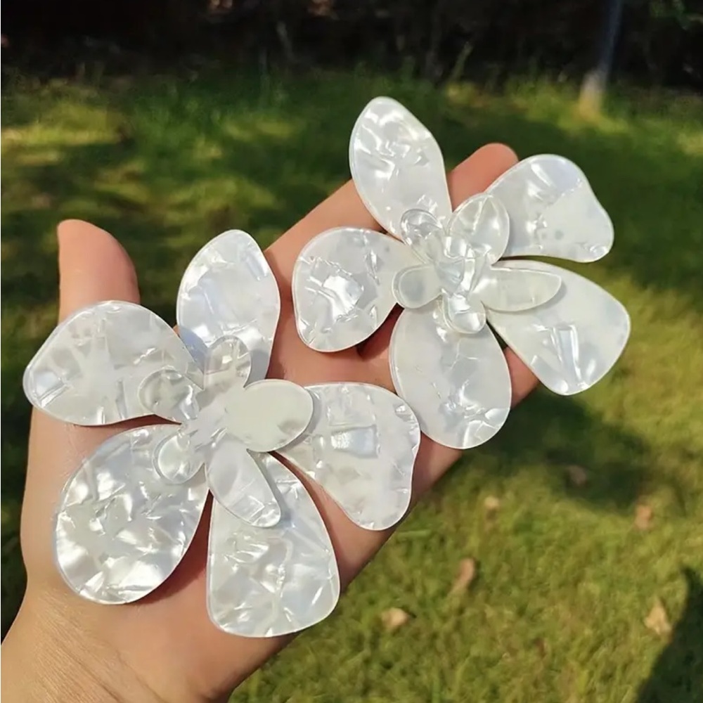 White Exaggerated Flower Earrings - Picture 2 of 4